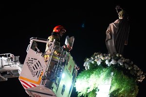 Hołd z kwiatów 8-12-2025